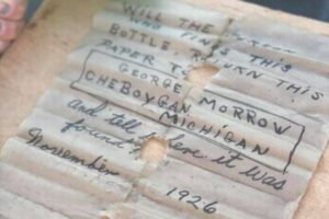 ダイビングで発見した緑のボトル、中には95年前に書かれた手紙が入っていた!