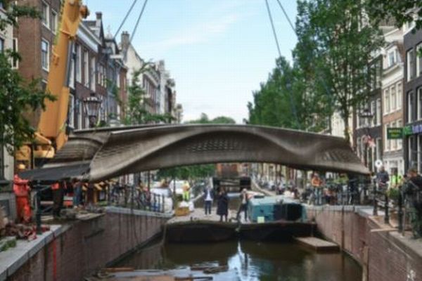 世界初の3Dプリンターで作られた橋が、オランダに架けられる