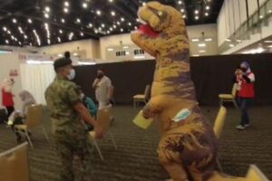 マレーシアのワクチン会場にT-Rexが出現、大人しく接種を受ける