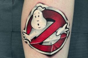 思わず剥がしたくなる…ステッカーのようなタトゥーがリアルすぎる