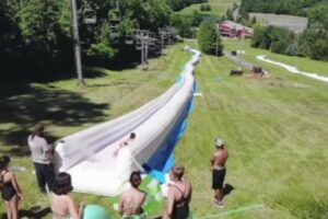 長さ2400mの巨大なウォータースライダーがオープン、利用者も夏を満喫