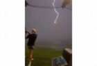 ゴルフ練習場で飛んでいくボールに雷が直撃！打った男性もびっくり【動画】