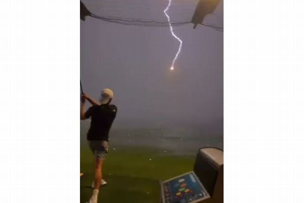 ゴルフ練習場で飛んでいくボールに雷が直撃！打った男性もびっくり【動画】