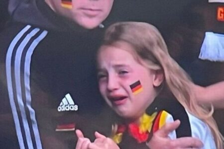 【サッカー】ドイツが負けて涙した少女に支援の輪、ネットでのいじめに対抗