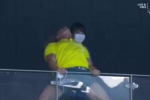 【東京五輪】オーストラリア水泳女子、勝った選手よりコーチのド派手パフォーマンスが注目を集める