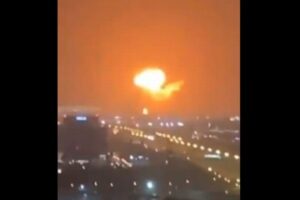 ドバイの港でコンテナ船が火災、大きな爆発が発生