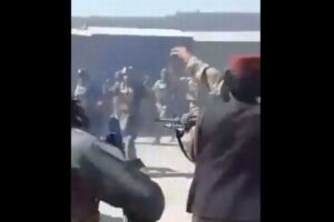 アフガンで勢力を強めるタリバン、投降した多くの政府軍兵士を射殺か