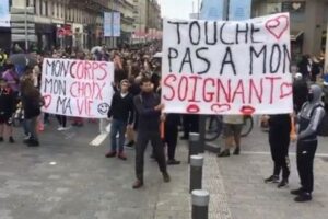フランスで導入されたワクチン・ルールに反対し、数万人が抗議デモ