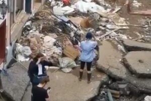 ドイツの女性レポーター、洪水被害の街で、自ら服に泥を塗り物議に