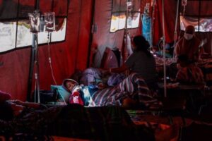 インドネシアが医療崩壊寸前、デルタ株で感染者が急増、人々が酸素を求める