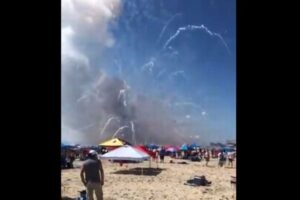 せっかくの独立記念日が…米のビーチにあった花火が暴発、ショーも中止に