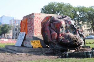 カナダでビクトリア女王の銅像が倒される、先住民の子供の遺体発見を受けて