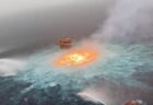海の真ん中にオレンジ色の炎、メキシコ沖でパイプラインが爆発