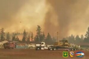 カリフォルニア州で強烈なファイアー・トルネード、巨大な渦が空へ伸びていく