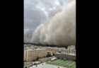 中国で強烈な砂嵐、高さ100mの砂塵が街を飲み込んでいく【動画】
