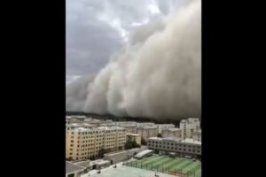 中国で強烈な砂嵐、高さ100mの砂塵が街を飲み込んでいく【動画】