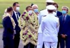 ポリネシアを訪問中のマクロン大統領、花だらけになる写真もネットに登場