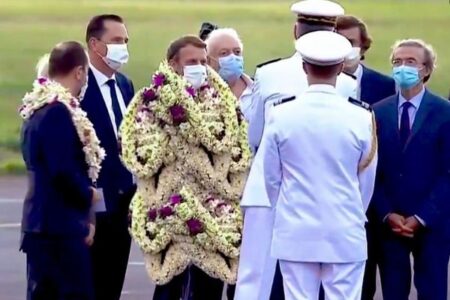 ポリネシアを訪問中のマクロン大統領、花だらけになる写真もネットに登場