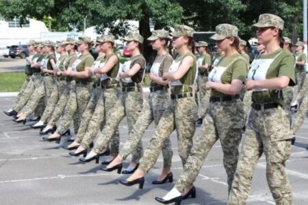 女性兵士がハイヒールを履いてパレードの練習、批判が殺到【ウクライナ】