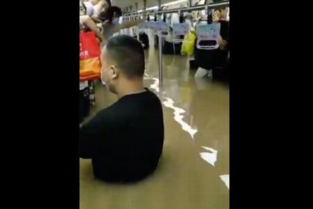 中国河南省で大規模な洪水、地下鉄の車内も浸水、乗客が胸まで水に浸かる