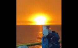 アゼルバイジャンの沖合で謎の爆発、巨大な炎が立ち昇る【動画】