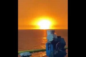 アゼルバイジャンの沖合で謎の爆発、巨大な炎が立ち昇る【動画】
