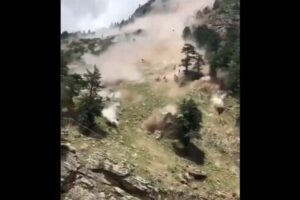 インドの山で大規模な土砂崩れが発生、橋を破壊し、9名が死亡