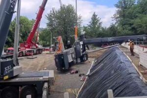 クレーンの土台が落下、下にいた2人の作業員が奇跡的に難を逃れる