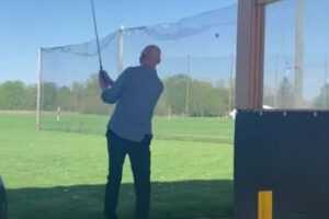 【ゴルフ】打ったボールが意外な方向に飛び、頭にコチン