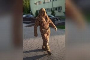 ちょっと怖いけど…カザフスタンの男性がロープだけで作った衣装が見事