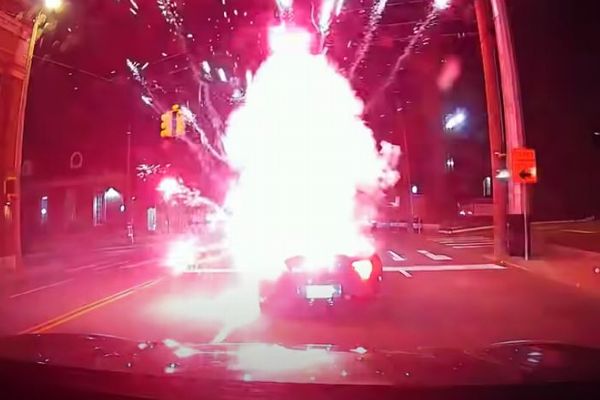 車内に花火が投げ入れられ爆発、乗っていた男性が火傷、耳も良く聞こえず