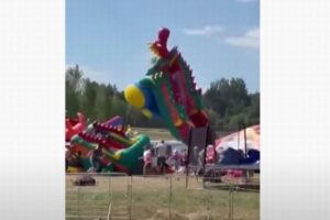 ベラルーシで空気の入ったお城が強風で舞い上がる、子供らが放り出されて負傷