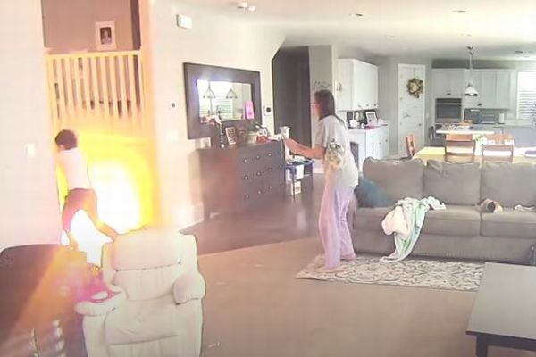 自宅でホバーボードが爆発、部屋が煙に包まれ、炎が上がる【動画】