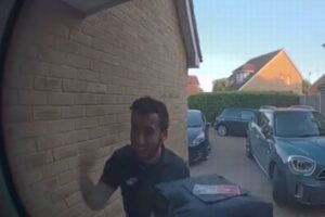 【サッカー】イングランドが得点を入れ、ピザ配達員が喜ぶ姿をドアホンが撮影