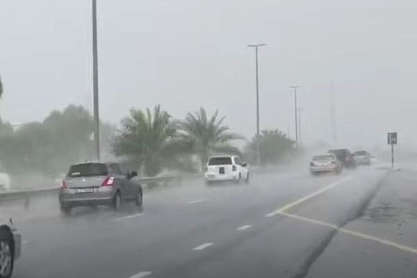 アラブ首長国連邦で珍しく土砂降りの雨、人工降雨の実験の成果か？