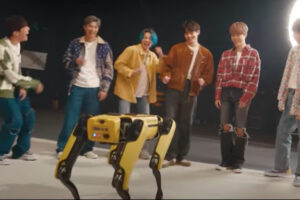 ロボット犬7台がBTSの曲で見事なダンス、本人たちとの交流も【動画】