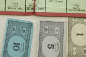 会計でモノポリーのお金を受け取ることにしたバー、その目論見は