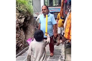 人々にマスク着用を呼びかけるインドの少年、周囲の反応にネットから怒りの声