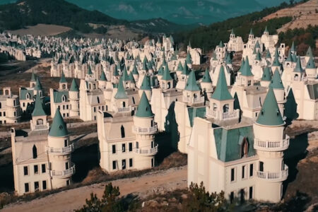 ディズニー風のお城ひしめく巨大ゴーストタウンがトルコにある