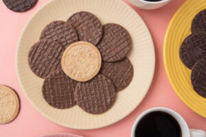 マクビティのチョコがけビスケット、どっちを上にして食べる？大問題に科学的決着がつく