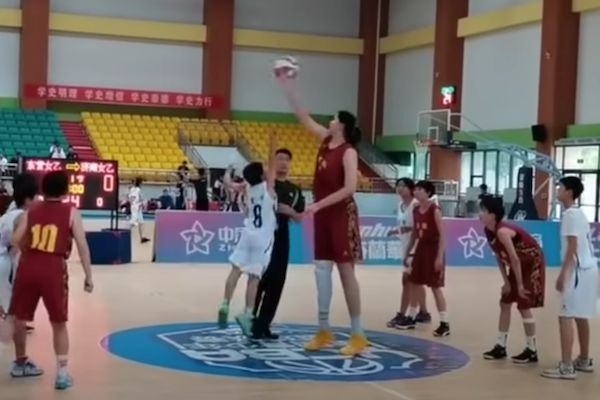 期待される中国のバスケ少女、14才で身長2.26m