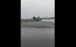インドで川底が数秒で陸になる怪現象