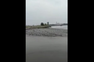 インドで川底が数秒で陸になる怪現象