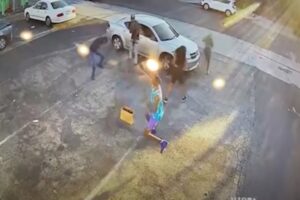 ロサンゼルスの拳銃強盗、被害者から先に撃たれて退散【動画】j