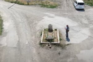 トルコの道路のど真ん中にあるお墓が異様