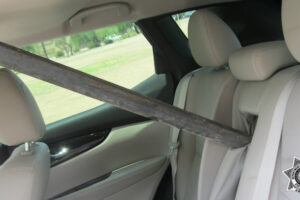 トラックから落ちた金属棒、後続車に突き刺さりドライバー危機一髪