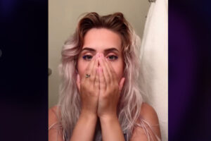 美人の差し歯が、ナイトクラブのUVライトでお笑いになる