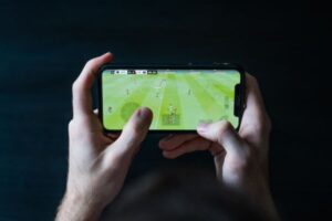 夜遅くまで子供にゲームをさせないため、「テンセント」が顔認証システムを導入