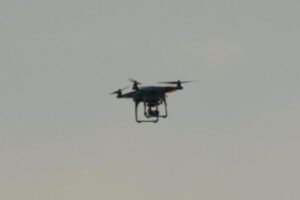 豪のホテルにドローンが出現、隔離されていた女性の部屋にタバコを届ける