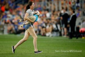 米でサッカーの試合中、2歳の幼児がピッチに入り、走り回ってしまう